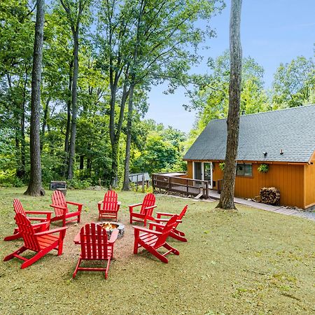 Quaint Loft Cabin W Hot Tub, Firepit, Deck & Grill Hedgesville Eksteriør billede