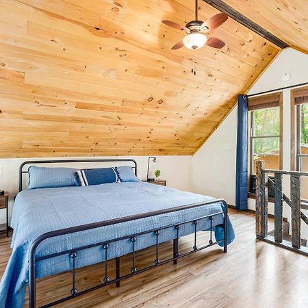 Quaint Loft Cabin W Hot Tub, Firepit, Deck & Grill Hedgesville Eksteriør billede