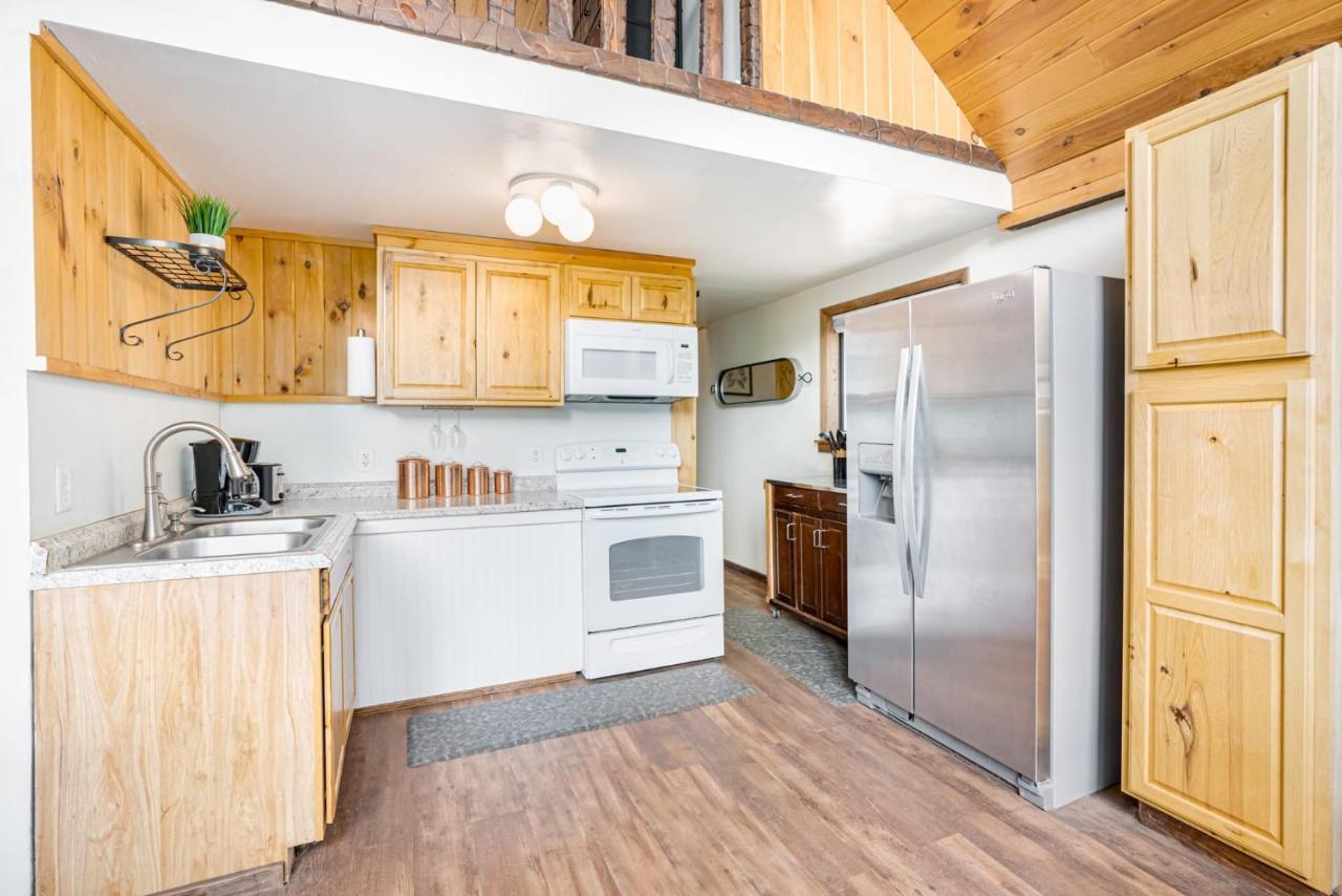 Quaint Loft Cabin W Hot Tub, Firepit, Deck & Grill Hedgesville Eksteriør billede