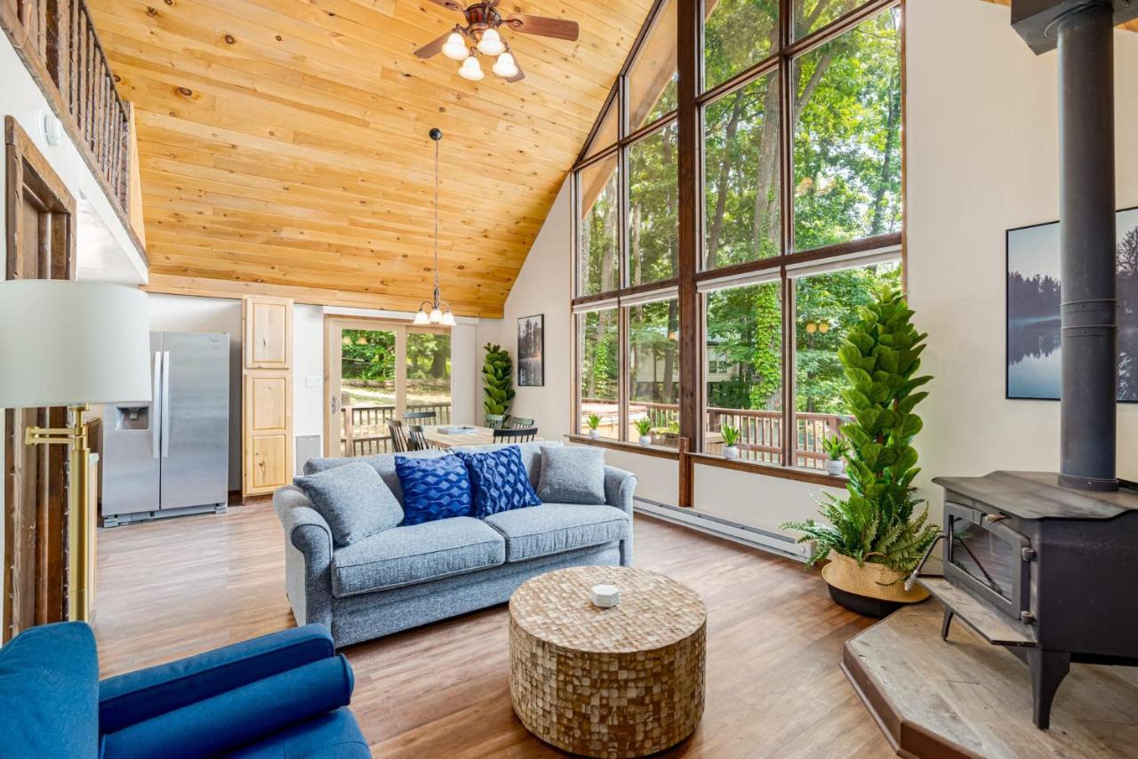 Quaint Loft Cabin W Hot Tub, Firepit, Deck & Grill Hedgesville Eksteriør billede