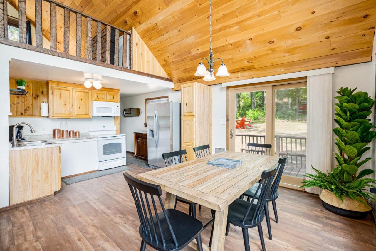 Quaint Loft Cabin W Hot Tub, Firepit, Deck & Grill Hedgesville Eksteriør billede