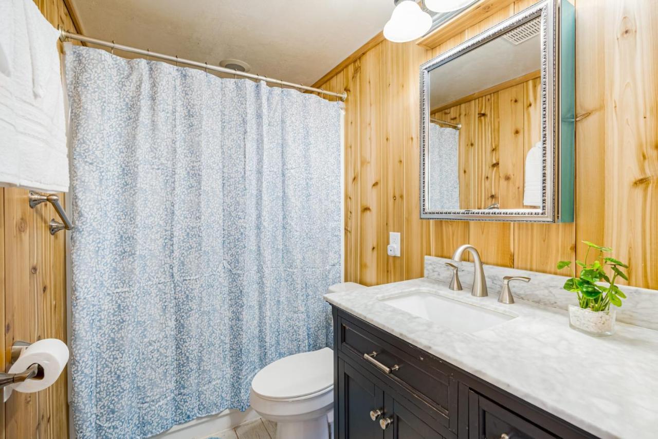 Quaint Loft Cabin W Hot Tub, Firepit, Deck & Grill Hedgesville Eksteriør billede