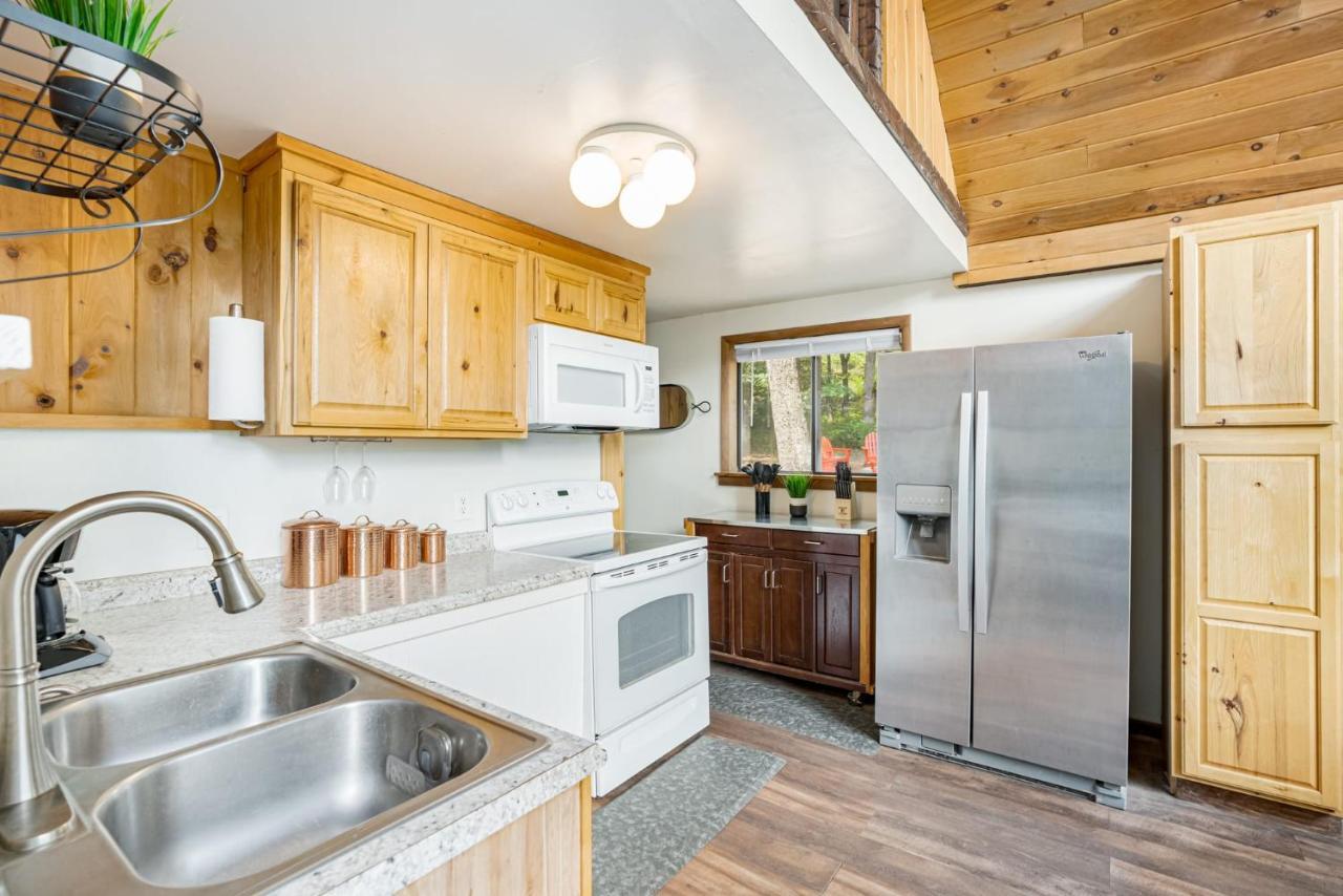 Quaint Loft Cabin W Hot Tub, Firepit, Deck & Grill Hedgesville Eksteriør billede