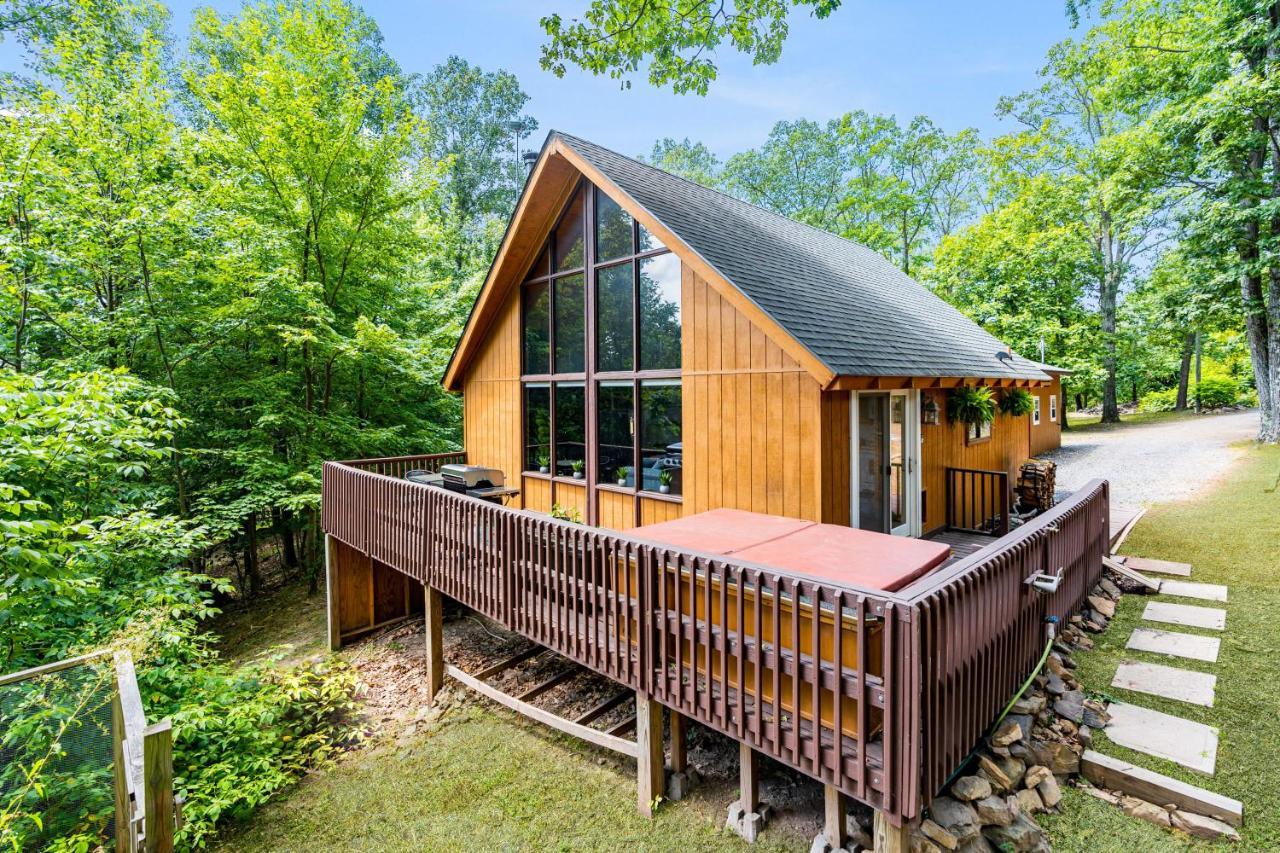 Quaint Loft Cabin W Hot Tub, Firepit, Deck & Grill Hedgesville Eksteriør billede