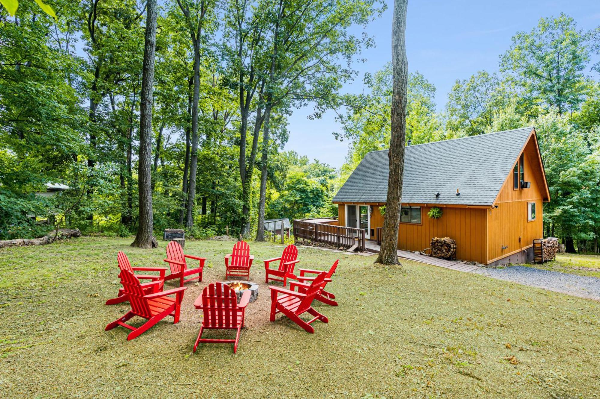 Quaint Loft Cabin W Hot Tub, Firepit, Deck & Grill Hedgesville Eksteriør billede