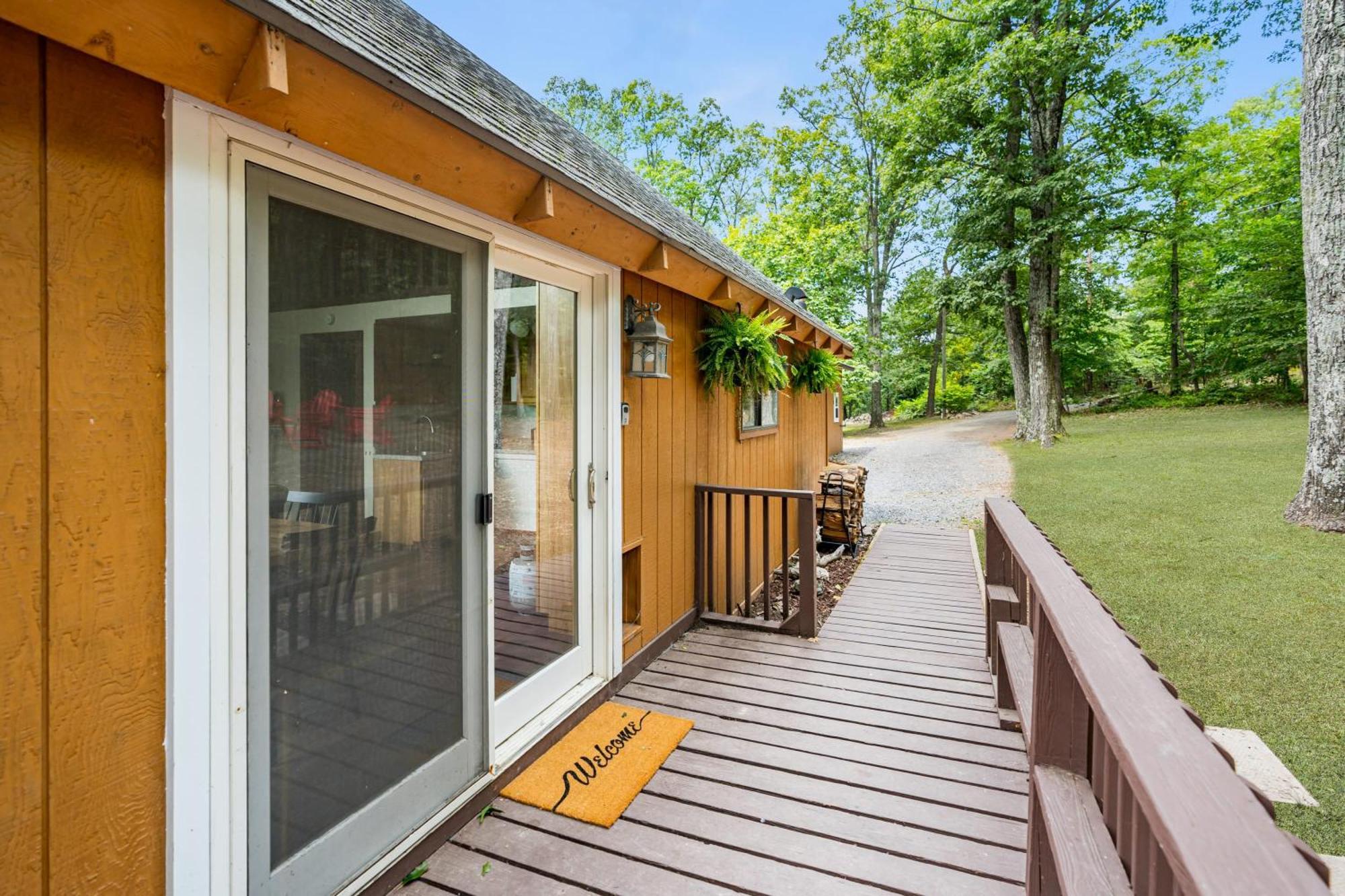 Quaint Loft Cabin W Hot Tub, Firepit, Deck & Grill Hedgesville Eksteriør billede