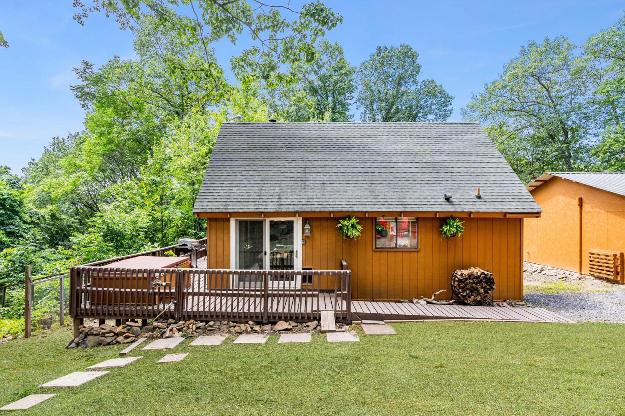 Quaint Loft Cabin W Hot Tub, Firepit, Deck & Grill Hedgesville Eksteriør billede