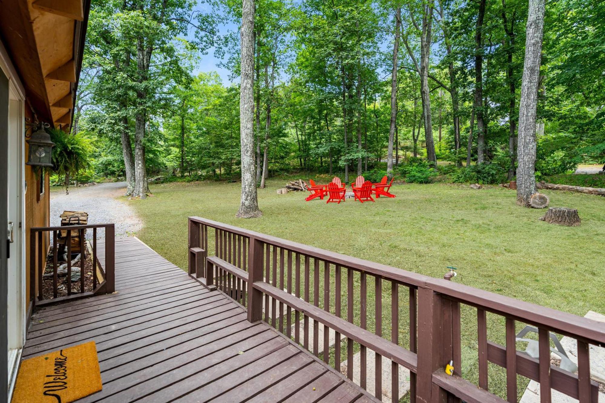 Quaint Loft Cabin W Hot Tub, Firepit, Deck & Grill Hedgesville Eksteriør billede